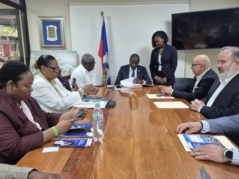 Une vue des participants à la signature du protocole