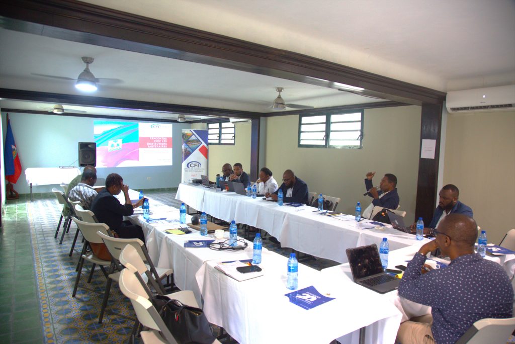 Vue de la salle, montrant les participants 