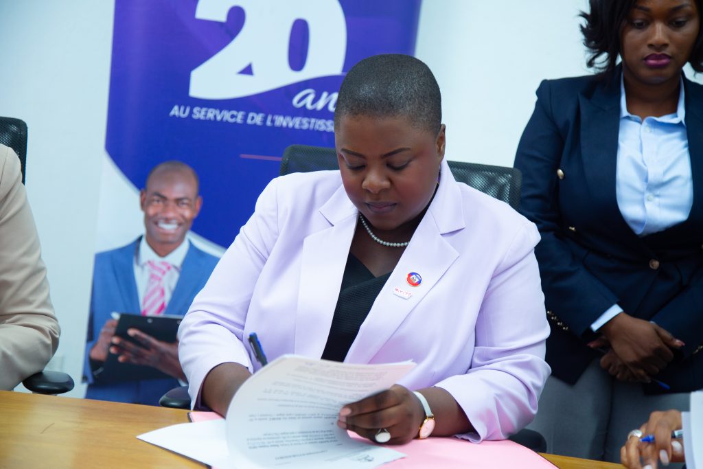 Madame Stéphanie Smith, Ministre du Tourisme, apposant sa signature sur la convention